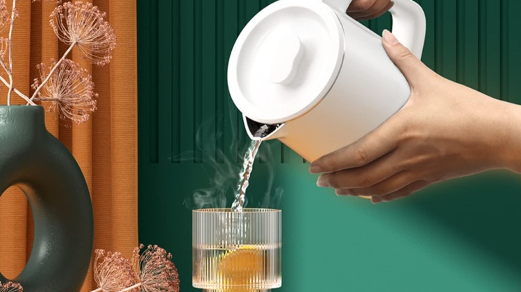 Use travel kettle to pour hot water into glass