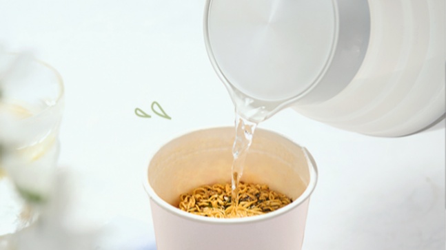 Usate un bollitore da viaggio per far bollire l'acqua calda per i noodles istantanei.